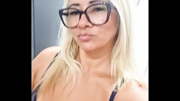 Fazendo piss (a pessoa fazendo xixi sozinha). Em breve farei vídeos de pissing (recebendo xixi na boca) Algum macho disposto a fazer em mim?