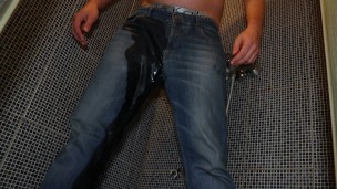 Guy pee clothed in his jeans fully wet solo homemade